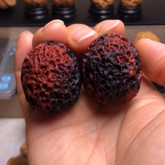 文玩核桃把件龙纹七彩绣球8