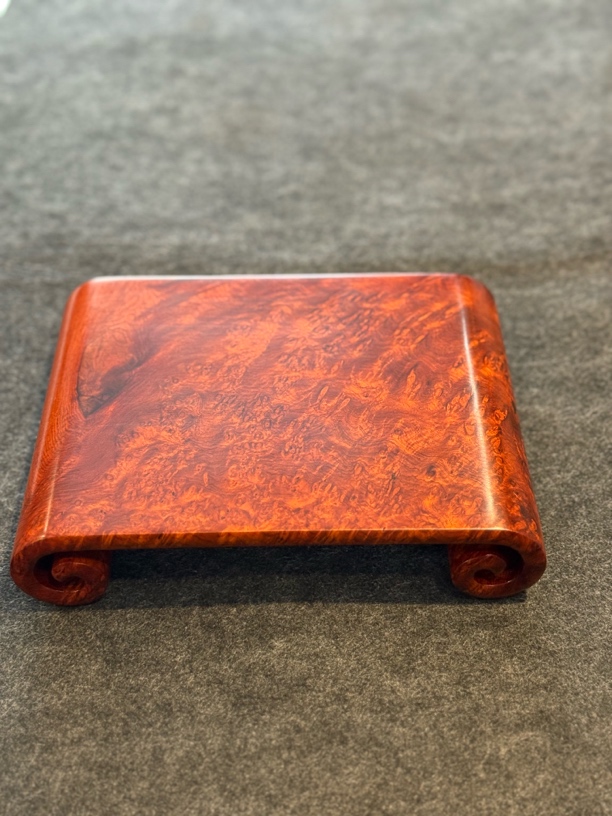 缅甸花梨瘤疤卷书底座（壶不包括在内）一木整挖，尺寸20.5/15.7/4.3