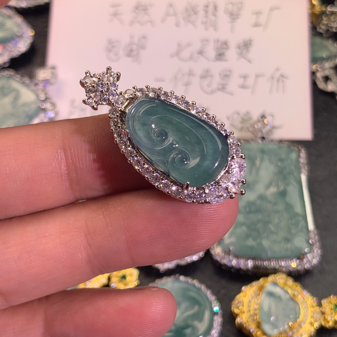 翡翠颈饰未镶嵌如意