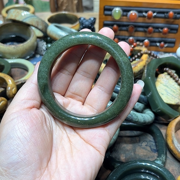 岫岩河磨玉（透闪石质玉）手镯未镶嵌