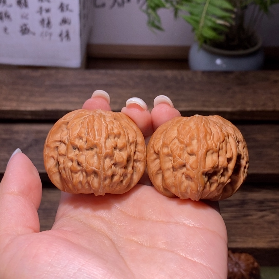 曹***华文玩核桃吊坠全品42+山地正磨