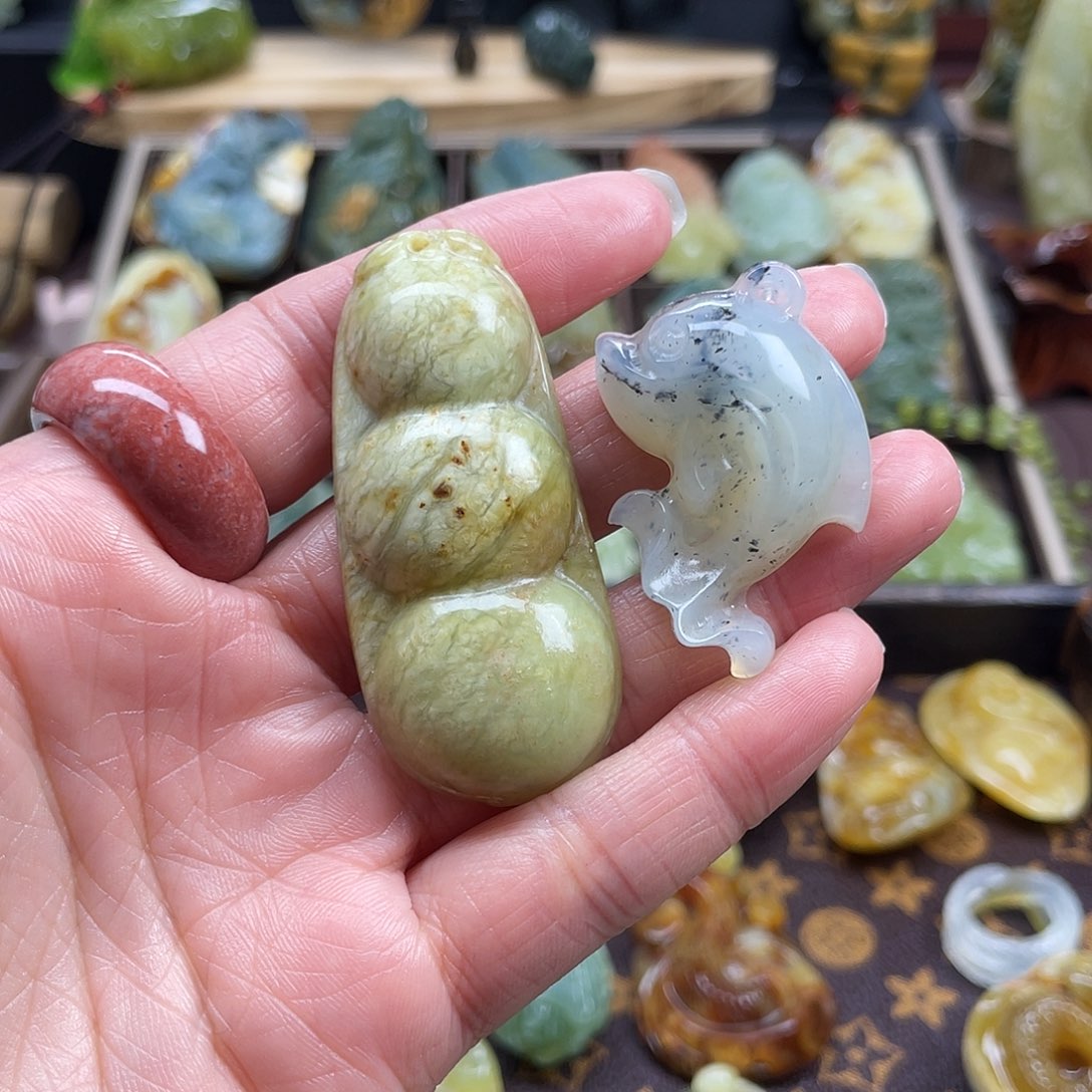 蛇纹石玉颈饰未镶嵌两个一起