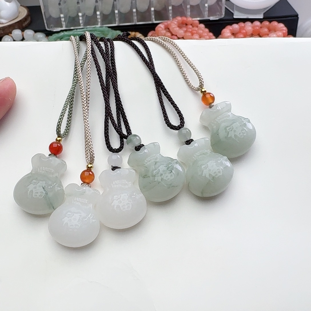 石英质玉未镶嵌颈饰福袋