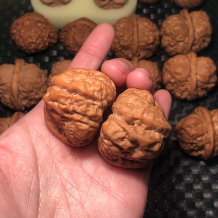 文玩核桃把件开背红皮蛙