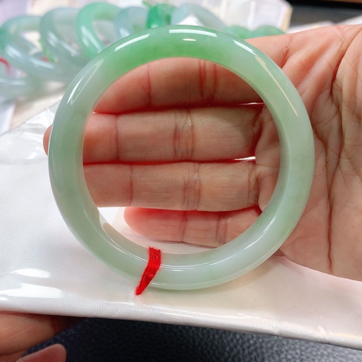 翡翠手镯未镶嵌56565656