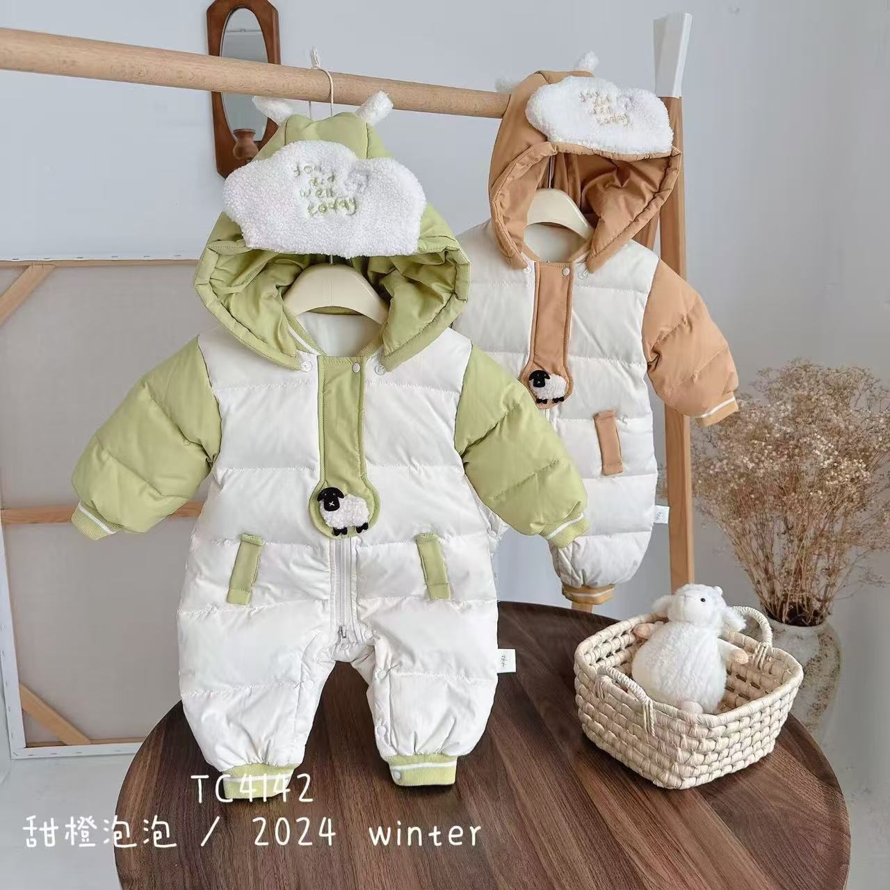 冬款冬季新生儿婴儿连体衣外出服时尚卡通小羊白鸭绒羽绒服4142