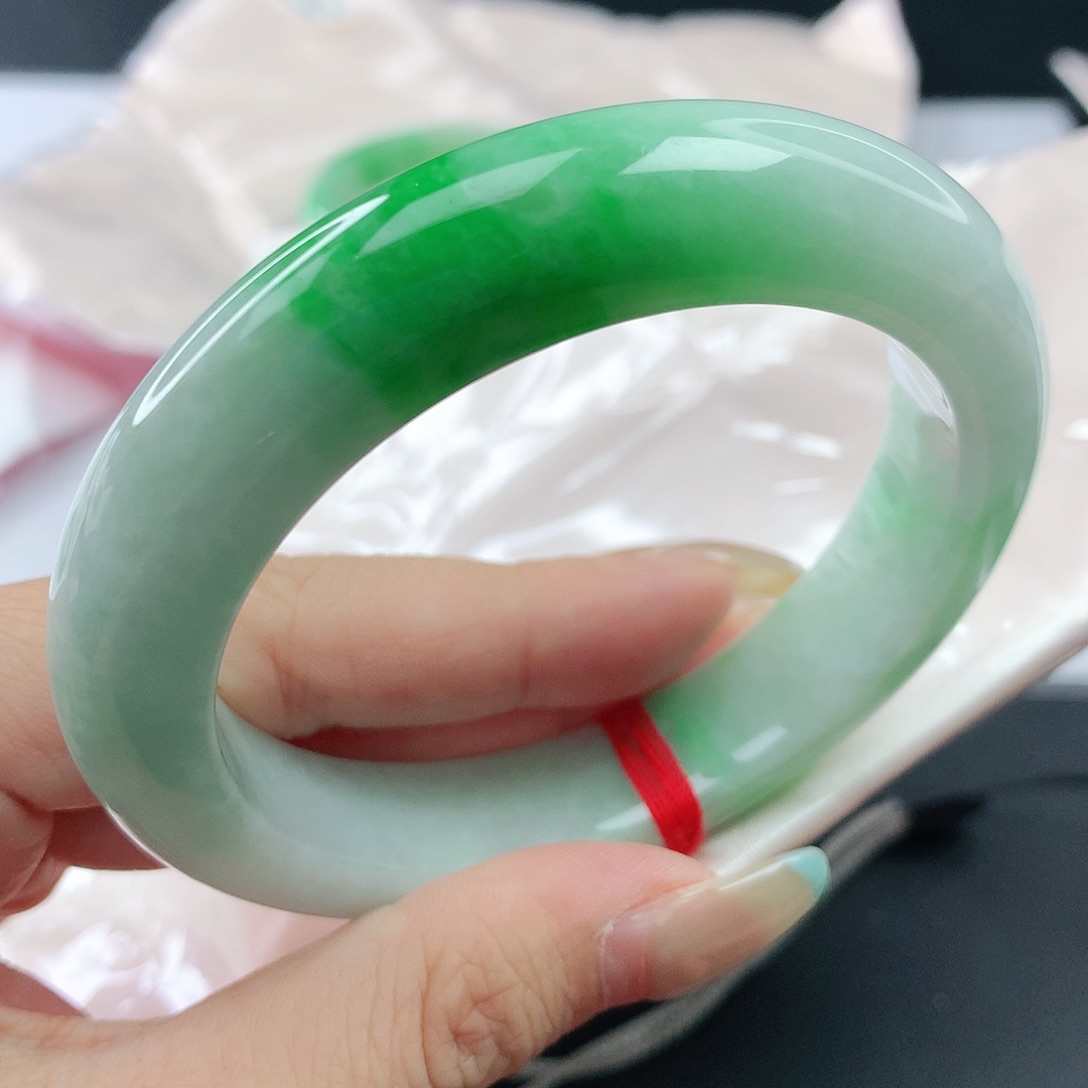 翡翠手镯未镶嵌，358