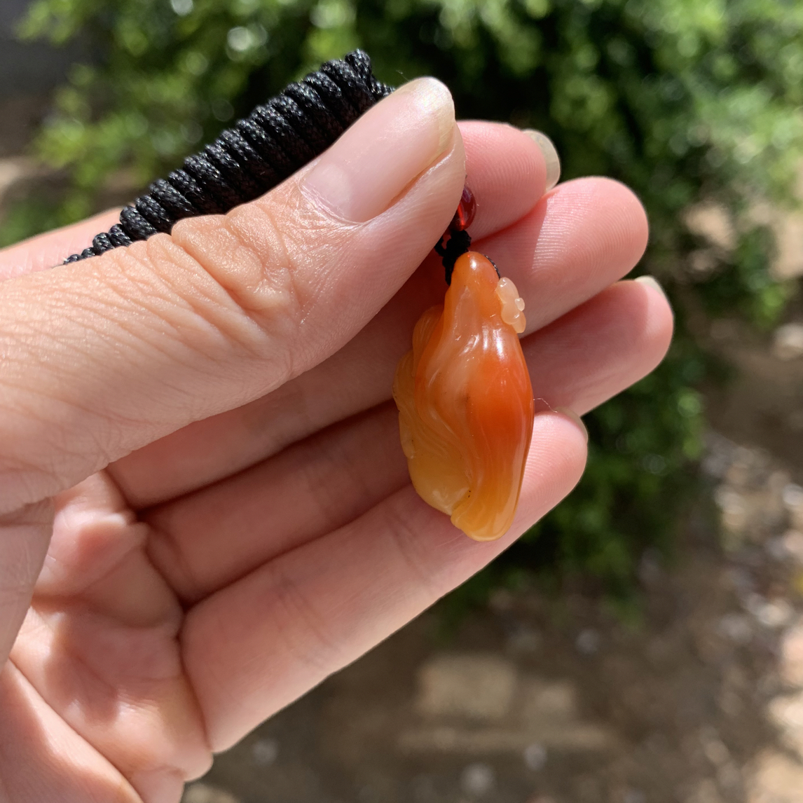 寿山芙蓉石挂坠，质地温润细腻，色彩艳丽