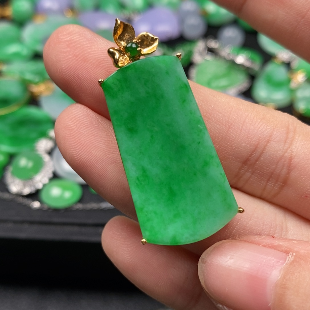 星***空翡翠18K金镶嵌颈饰翡翠