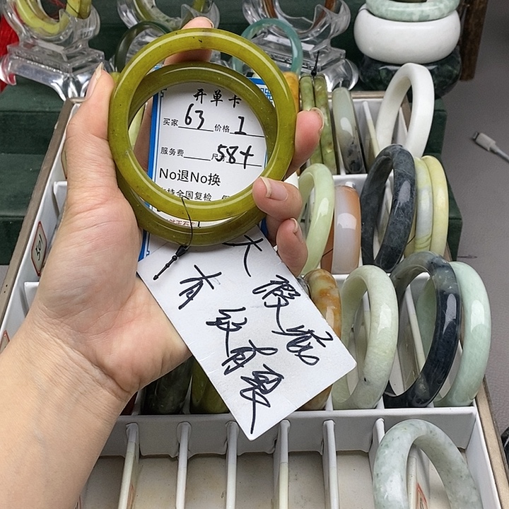 蛇纹石玉未镶嵌手镯
