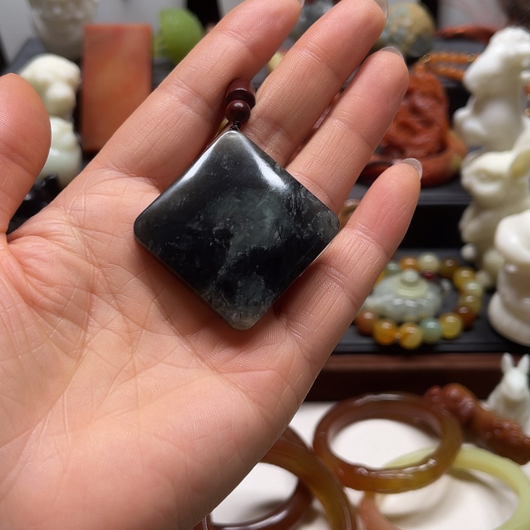 蛇纹石玉吊坠未镶嵌