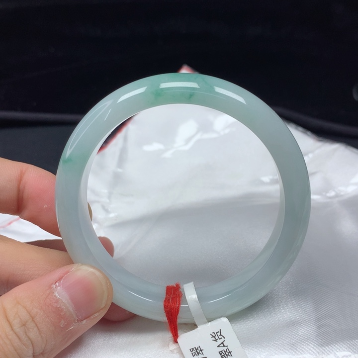 翡翠手镯（圆镯）未镶嵌54.1