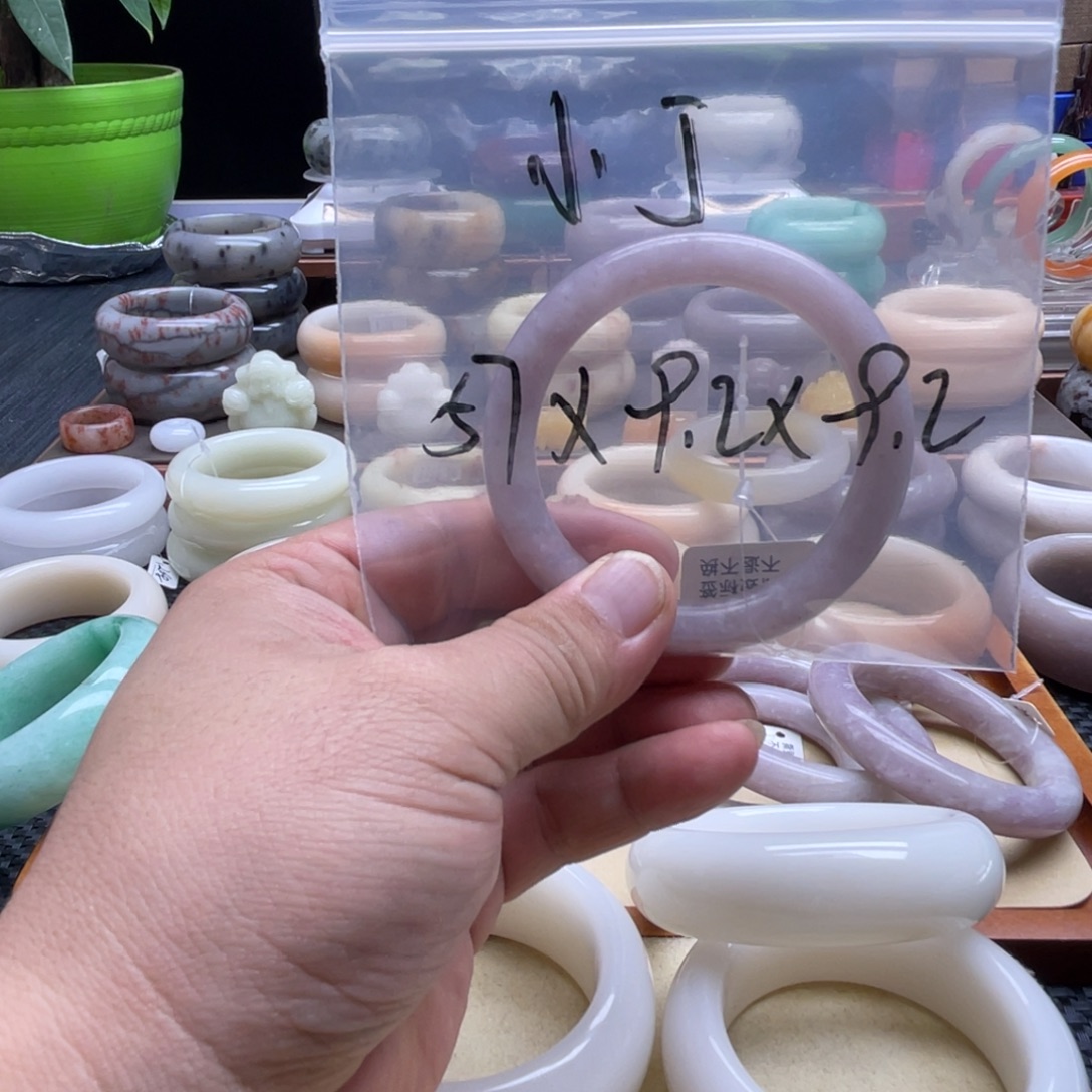 小***丁石英质玉（佘太翠）未镶嵌手镯