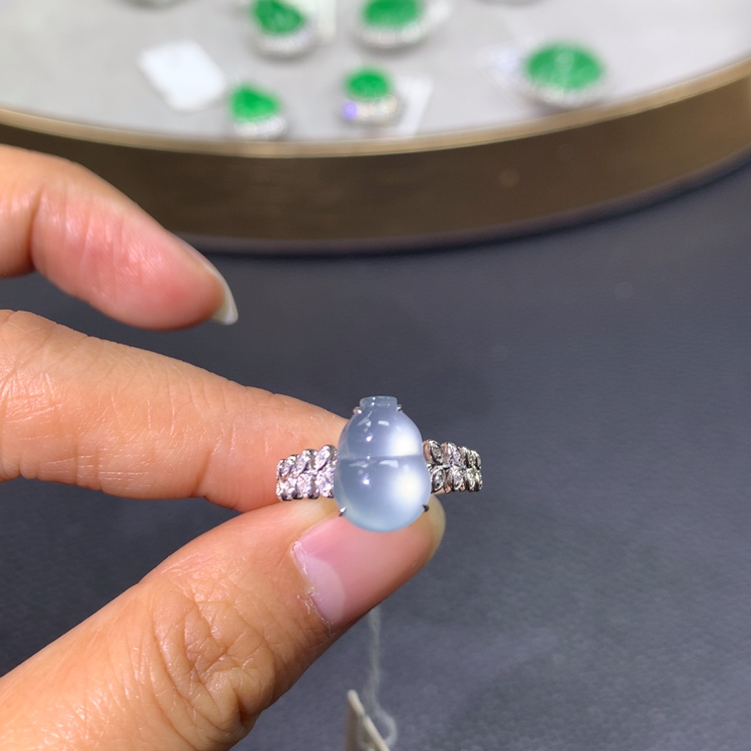 翡翠戒指18K金镶嵌翡翠