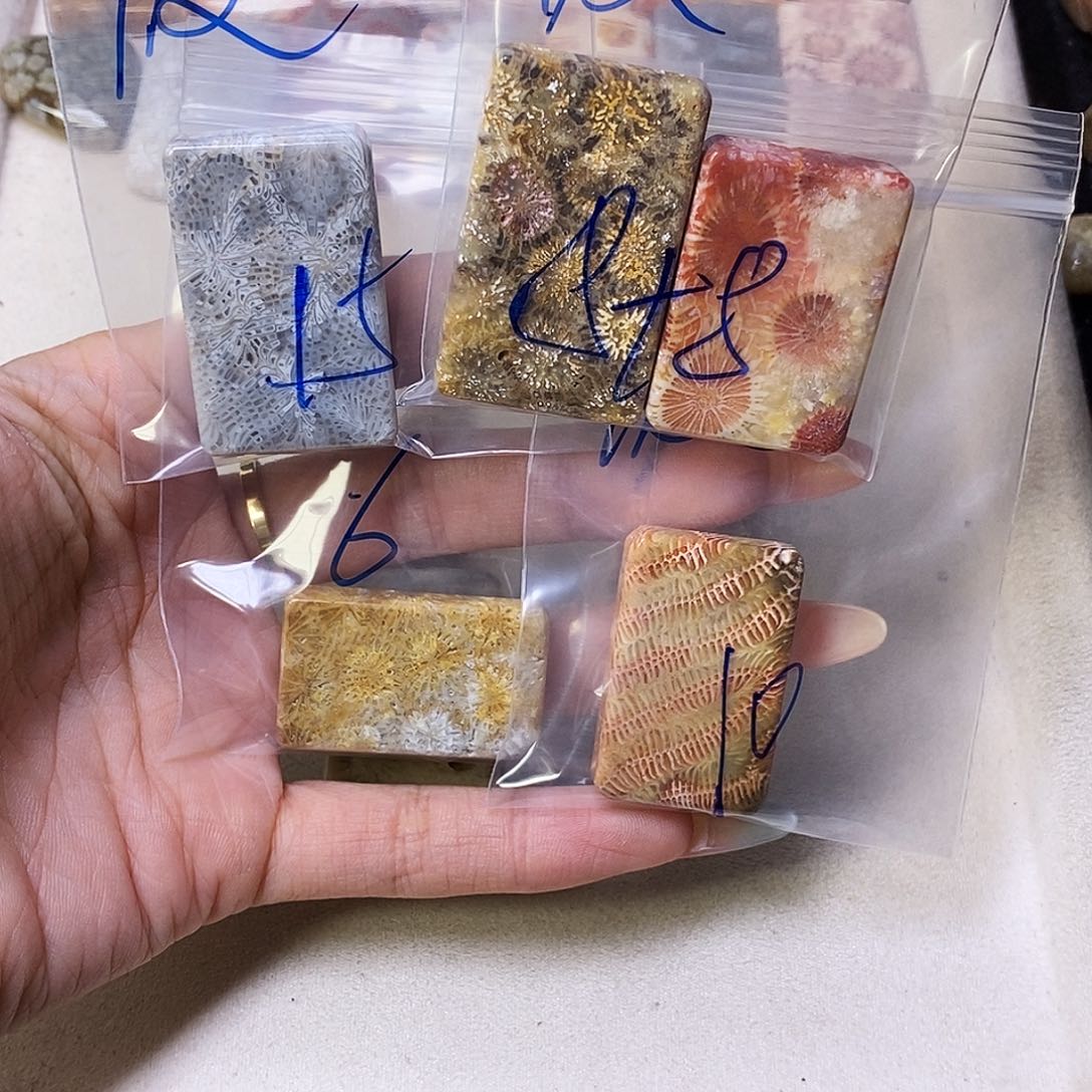 查罗石合金颈饰渡*