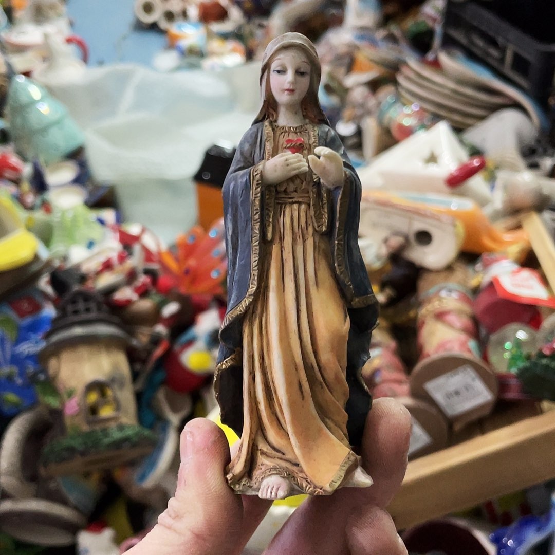 摆件     磕碰。