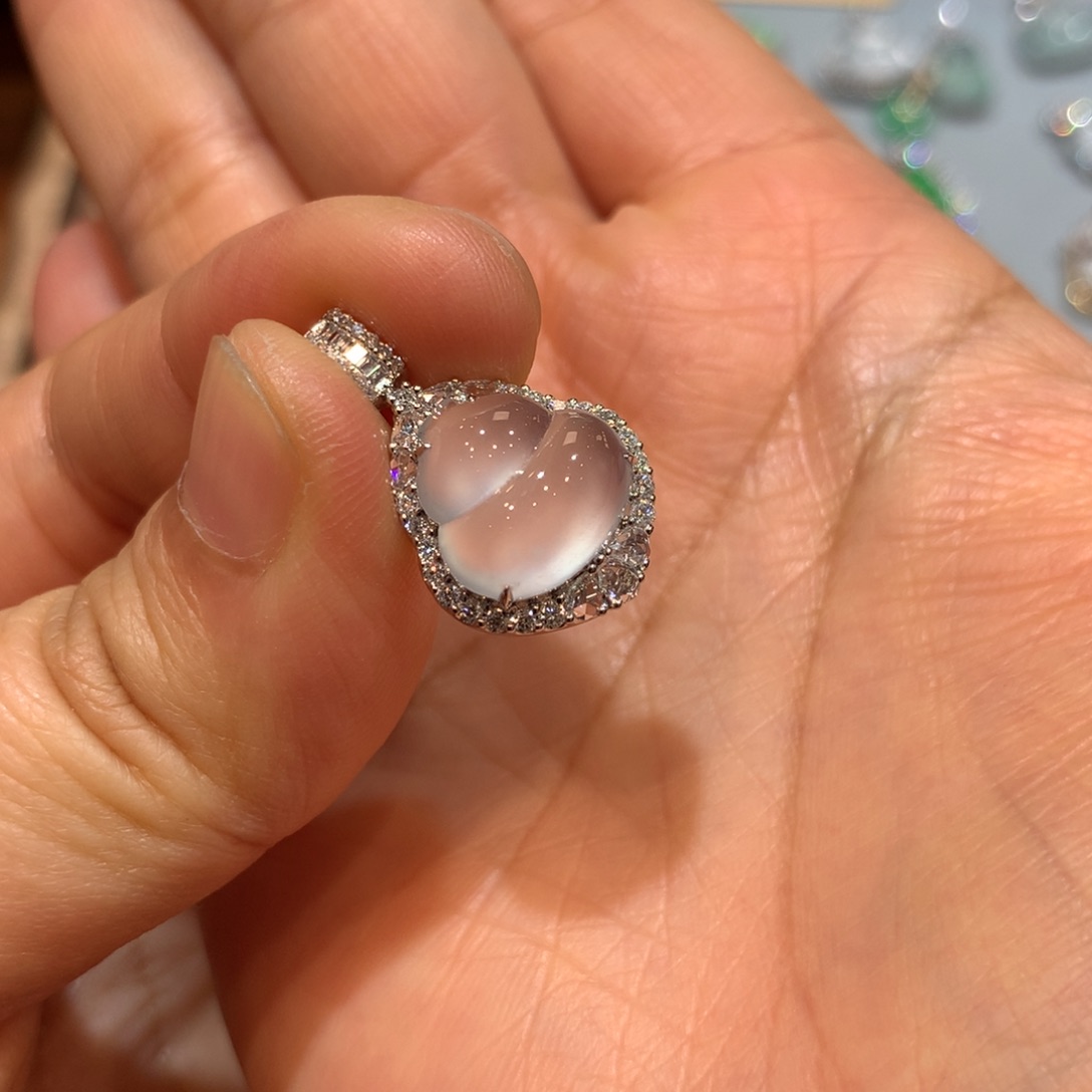 翡翠18K金镶嵌颈饰吊坠