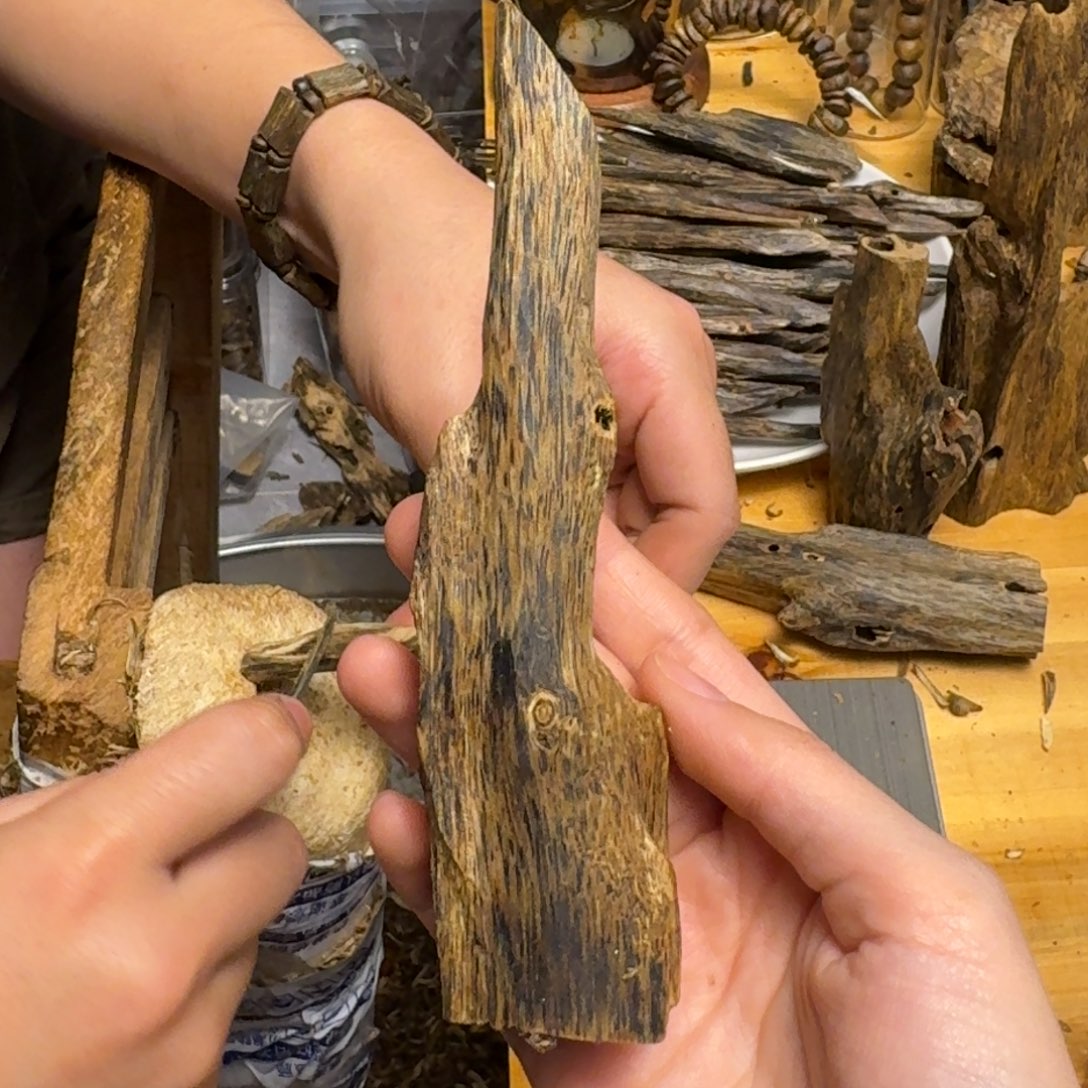 沉香沉香碎屑蓝宝石块料22克