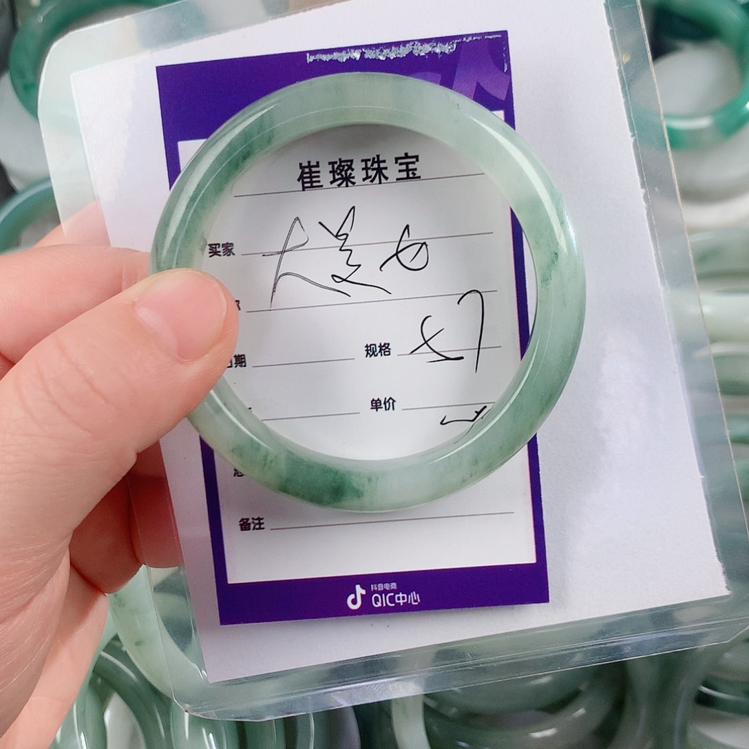 石英质玉手镯未镶嵌大*女
