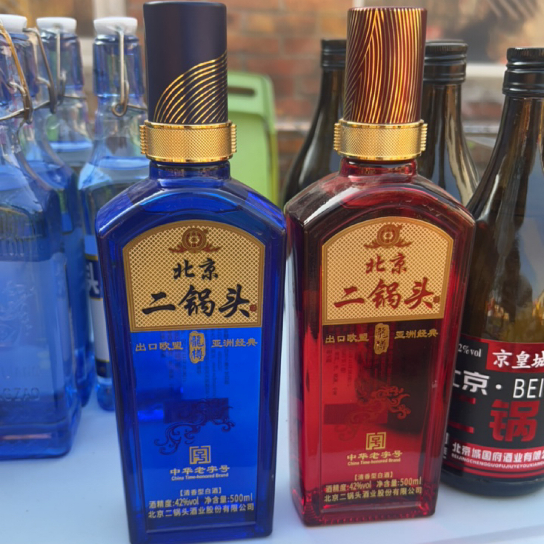 永丰北京二锅头出口欧盟 龙樽光瓶(红蓝各一瓶)