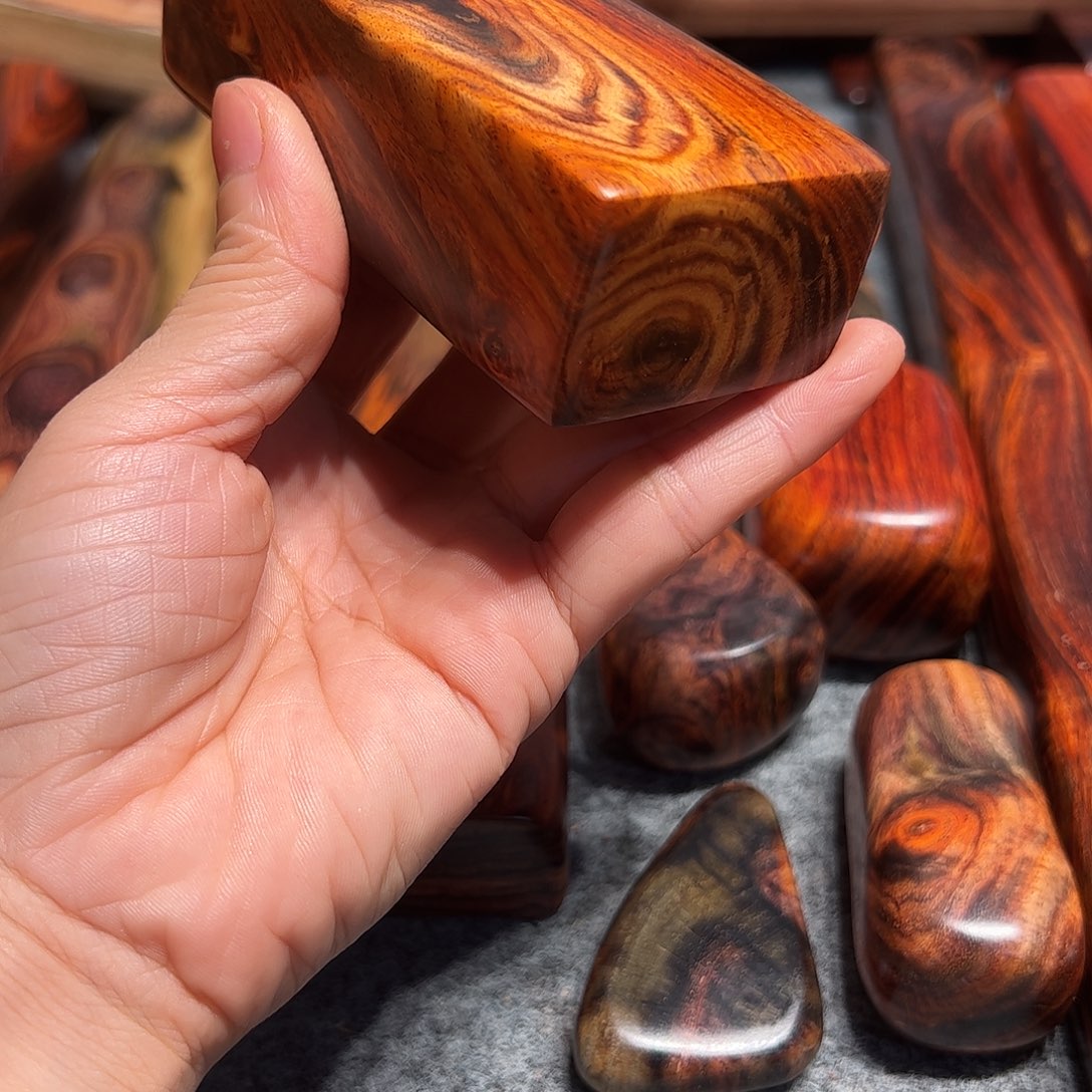 一***雨交趾黄檀（大红酸枝）