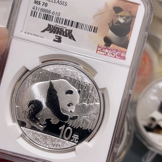 纯银2016熊猫银币30g、ngc70微瑕有点氧化