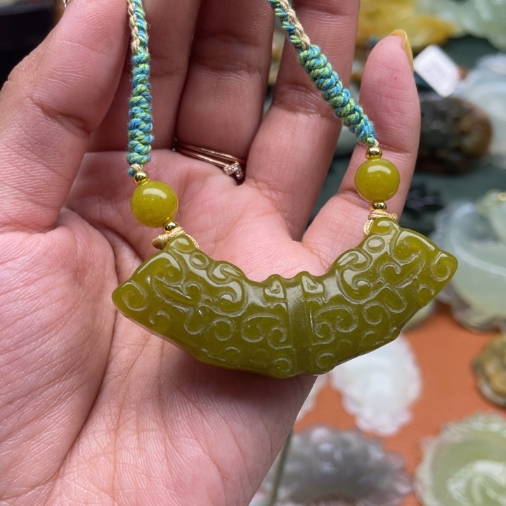 蛇纹石玉未镶嵌吊坠