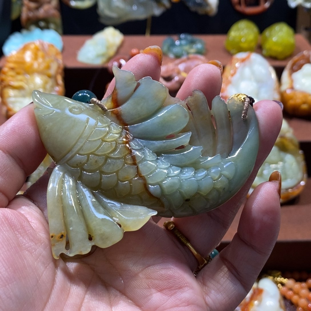 蛇纹石玉颈饰未镶嵌