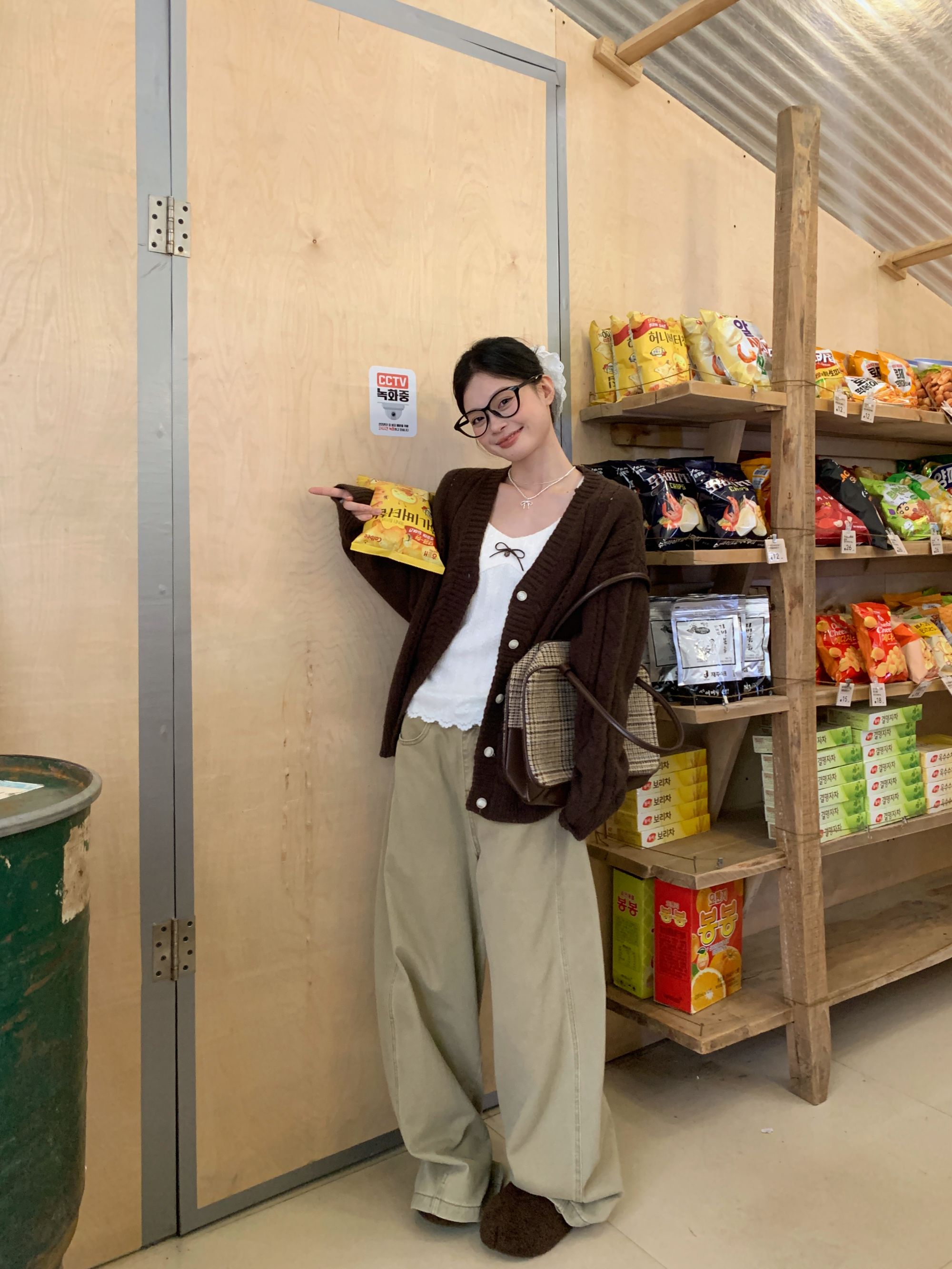 宋正恩11/10 卡其色垂感十足显瘦高腰阔腿工装牛仔裤AAS58885