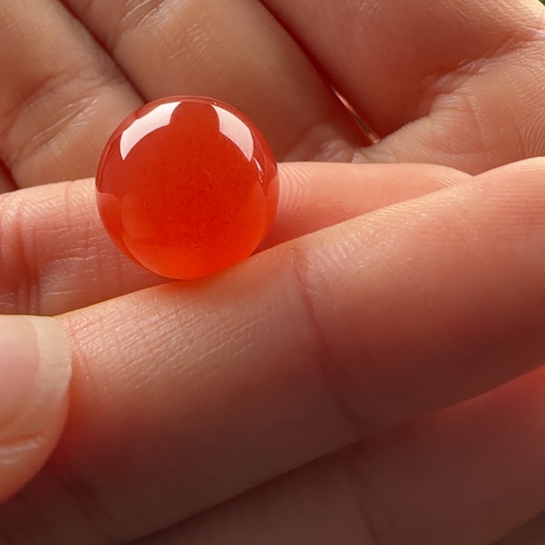 曼****南红玛瑙未镶嵌圆珠：13.9冰红满砂 有白纹