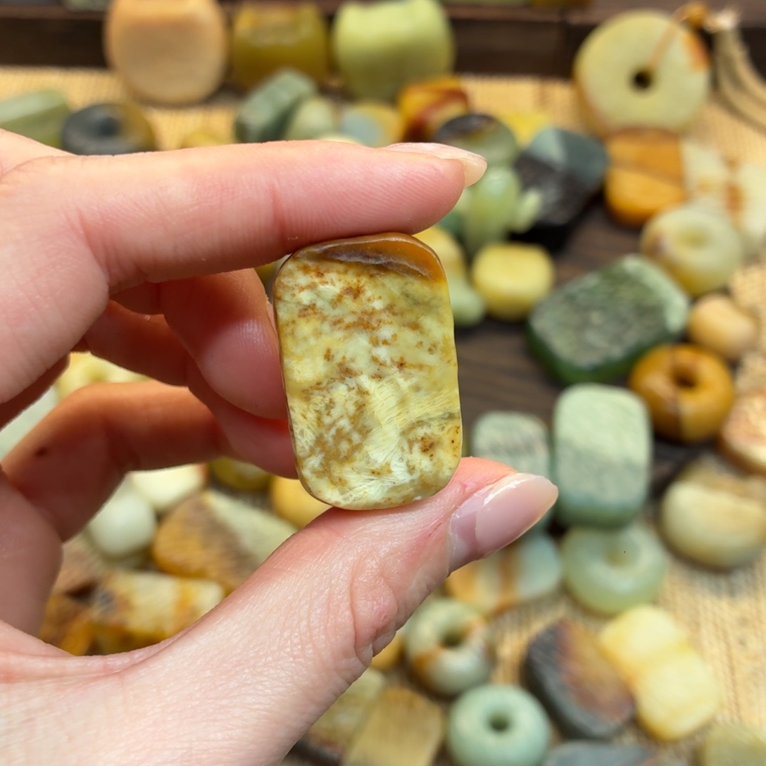 A***梦蛇纹石玉未镶嵌颈饰