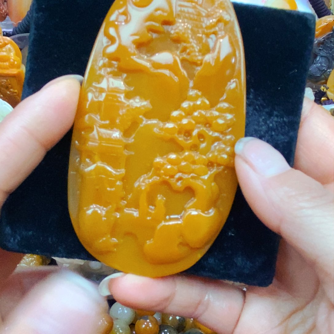 未镶嵌石英质玉（黄龙玉）颈饰
