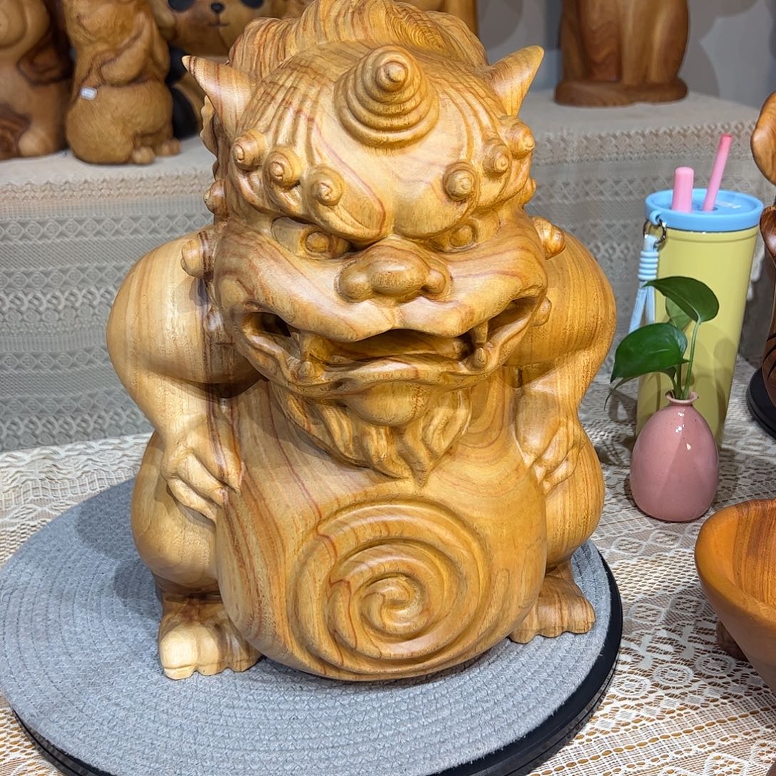 草***帽香樟木吸金兽摆件 