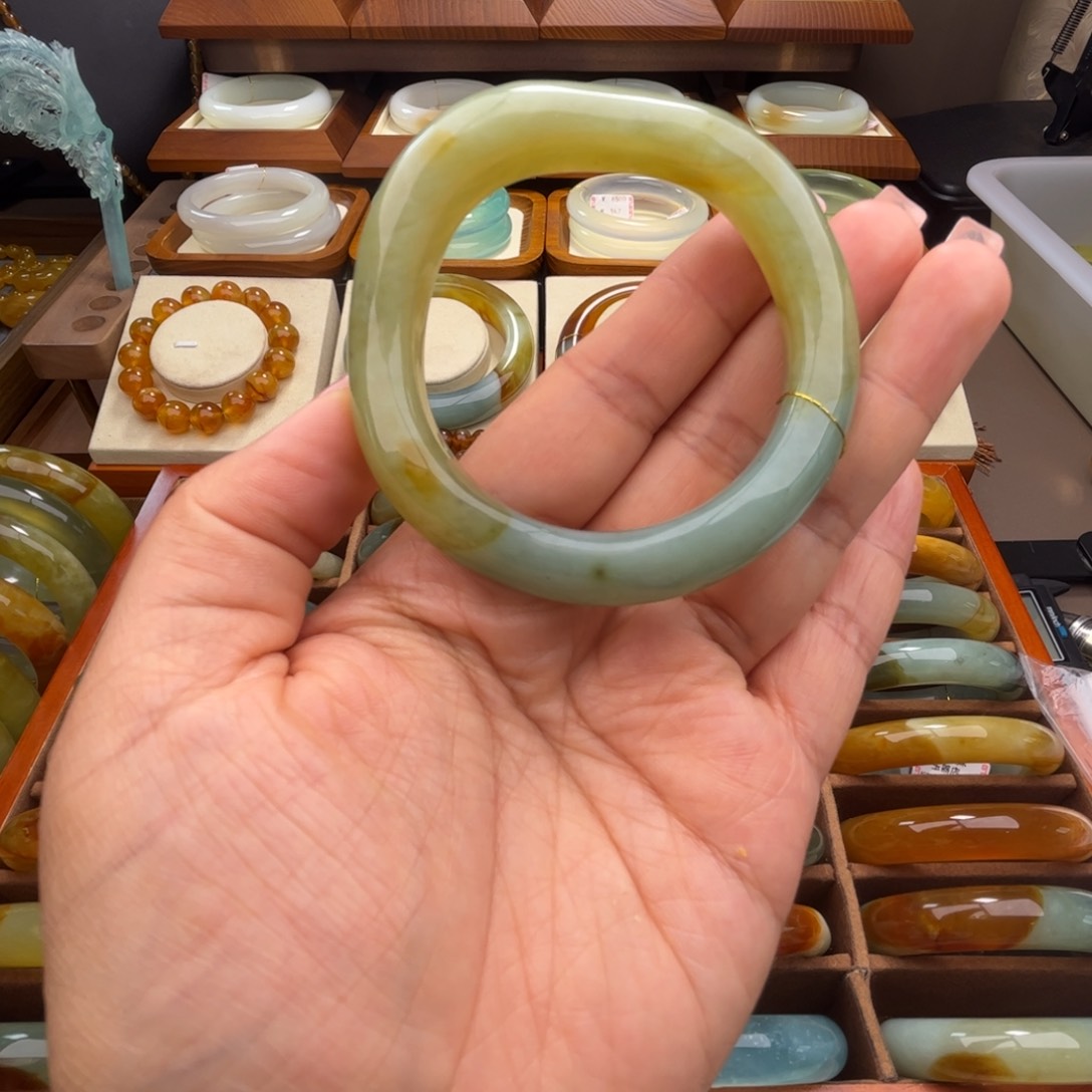 蛇纹石玉未镶嵌手镯