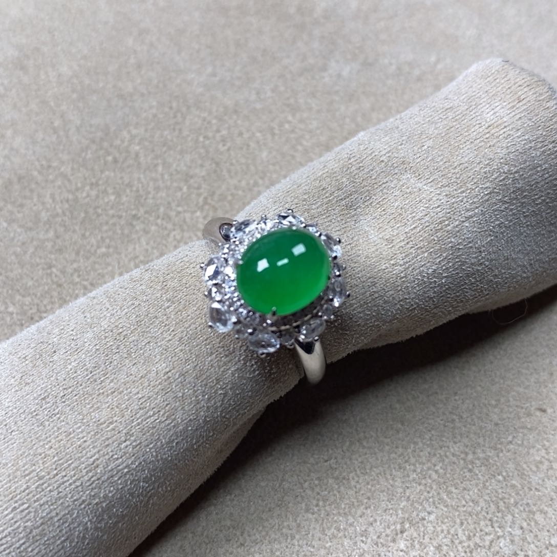 翡翠颈饰18K金镶嵌冰种浓阳绿满色起胶蛋面戒指