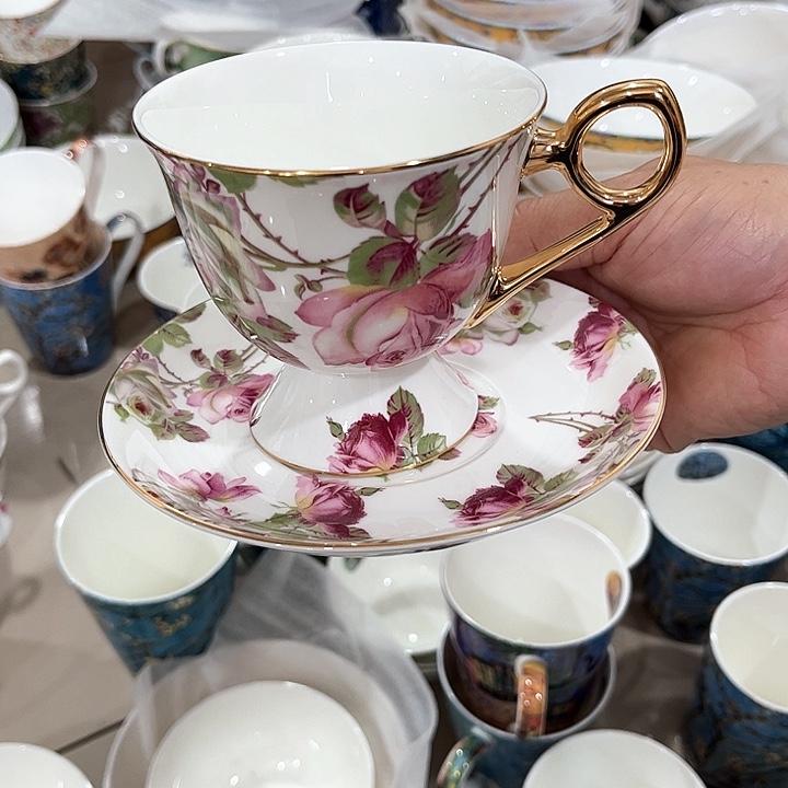 盘微瑕骨瓷玫瑰高足杯碟一套