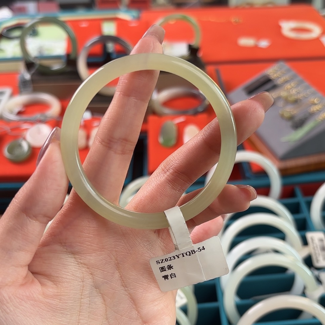 和田玉手镯未镶嵌54-55圈口青白晴水小叮当