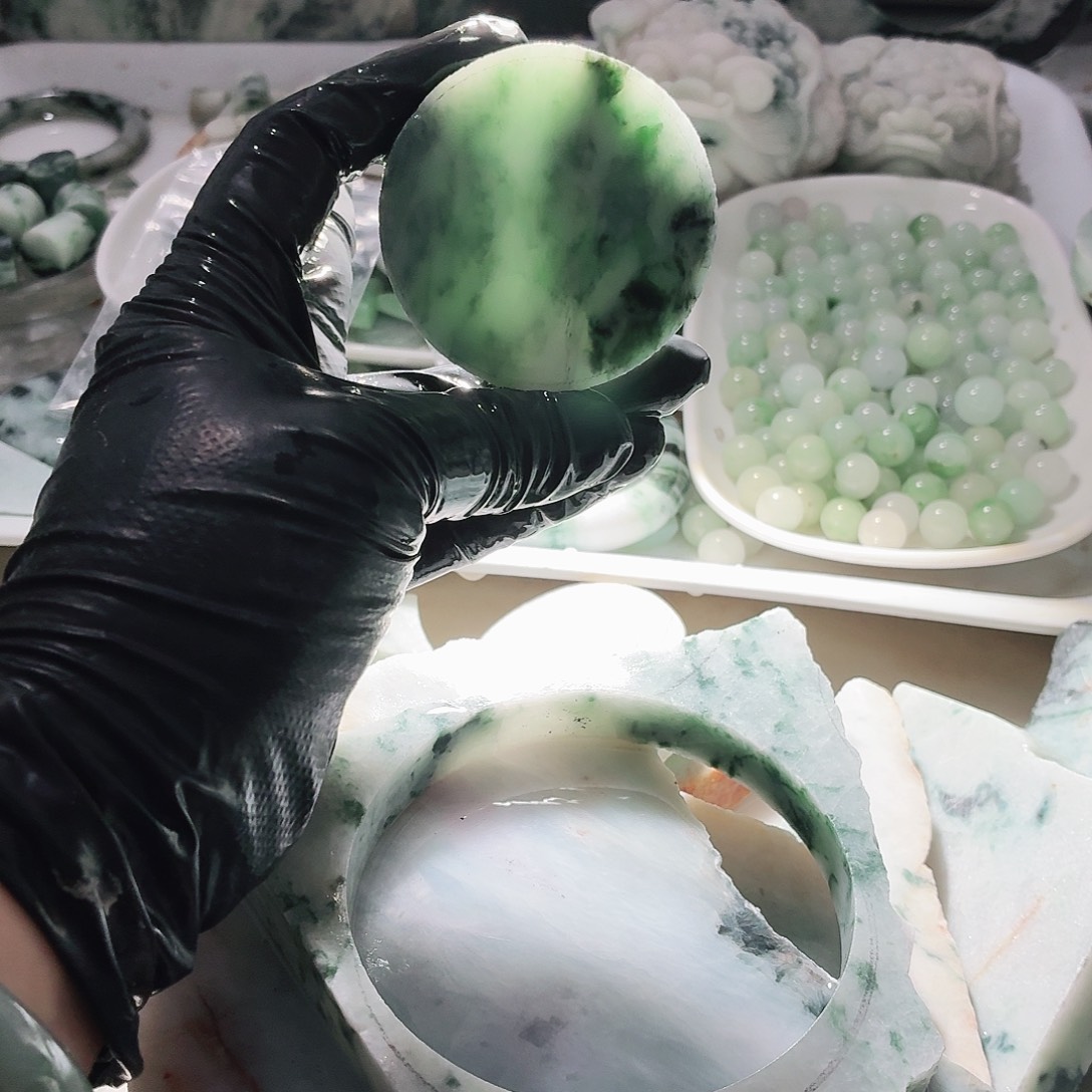 翡翠未镶嵌颈饰边角料