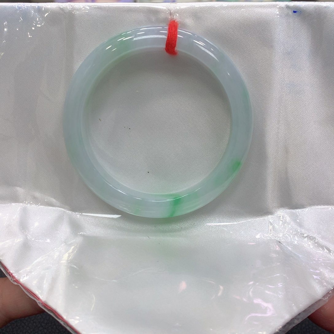 翡翠手镯未镶嵌翡翠