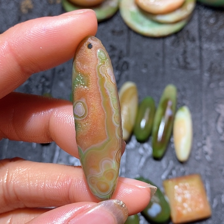 石英质玉颈饰未镶嵌小*五