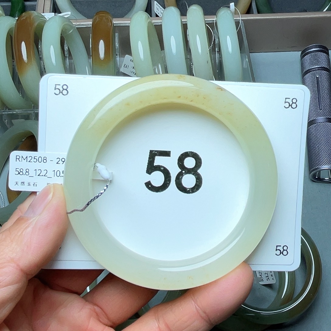 L***y和田玉未镶嵌手镯