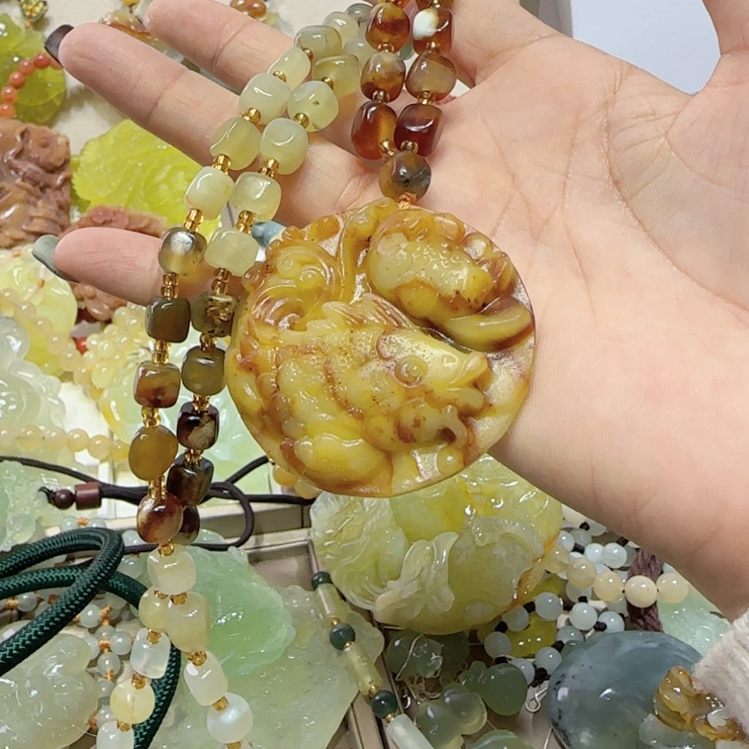 未镶嵌蛇纹石玉吊坠