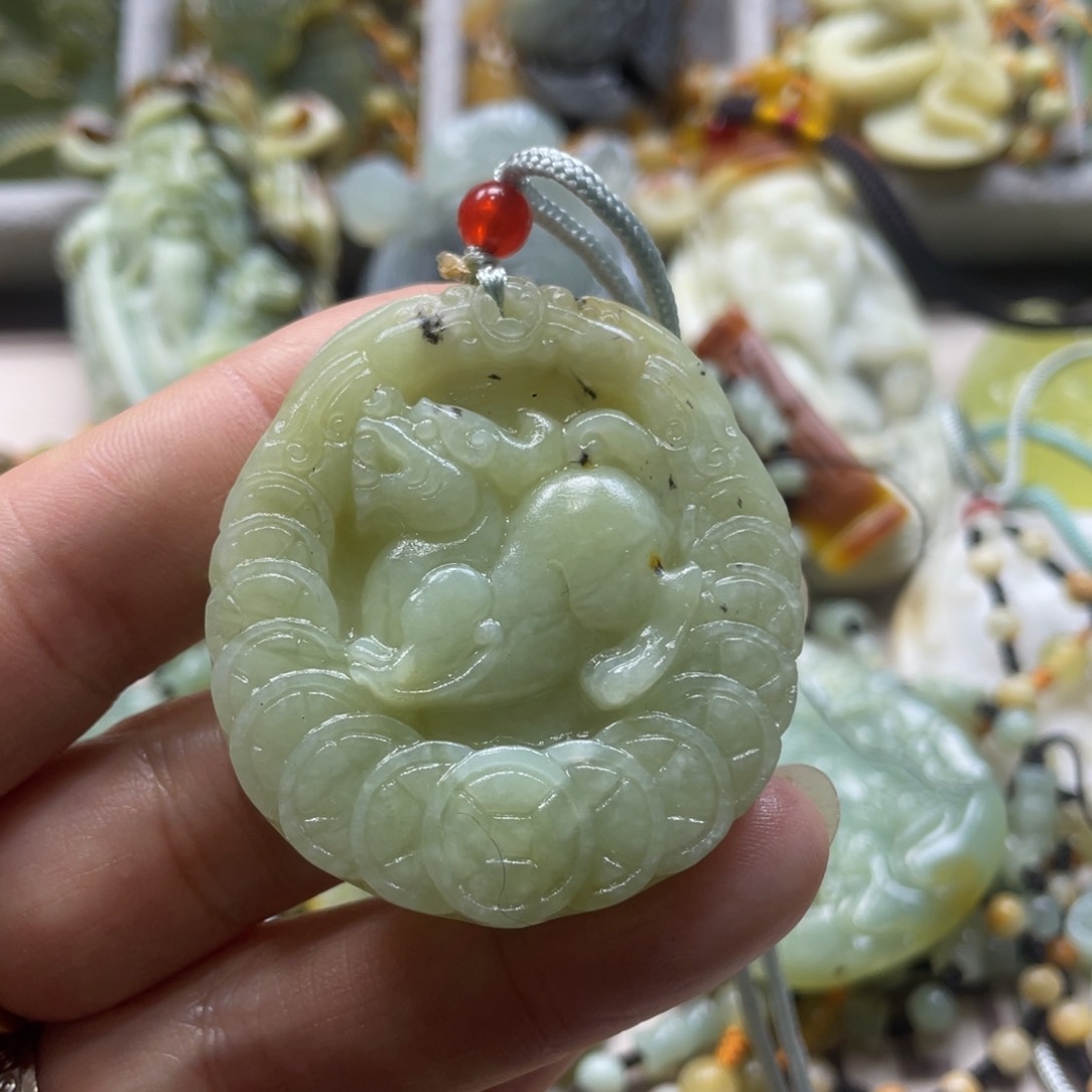 蛇纹石玉颈饰未镶嵌