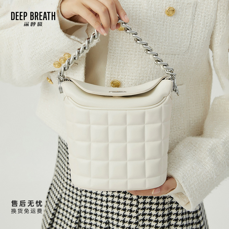 DEEP BREATH深呼吸新款时尚女包羊皮压棉水桶小包斜挎包AB10193