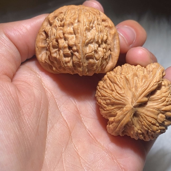 扌***桃核吊坠瑕疵都不够的我