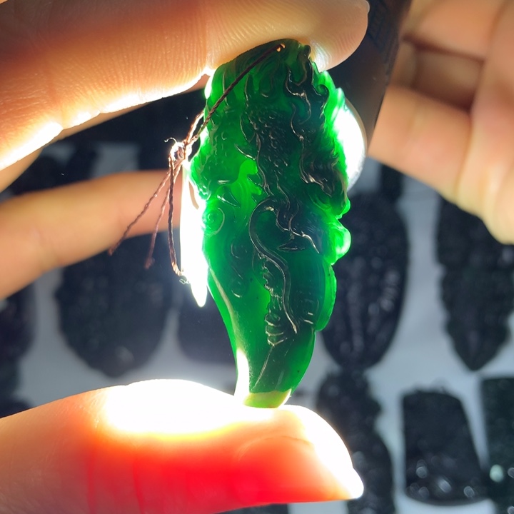 翡翠颈饰未镶嵌龙牙