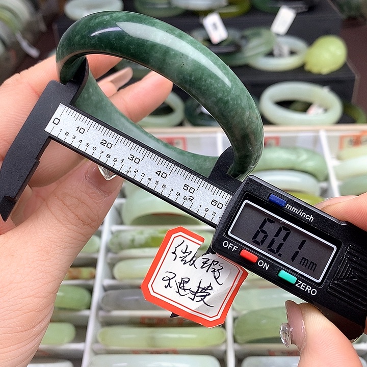 蛇纹石玉手镯未镶嵌540