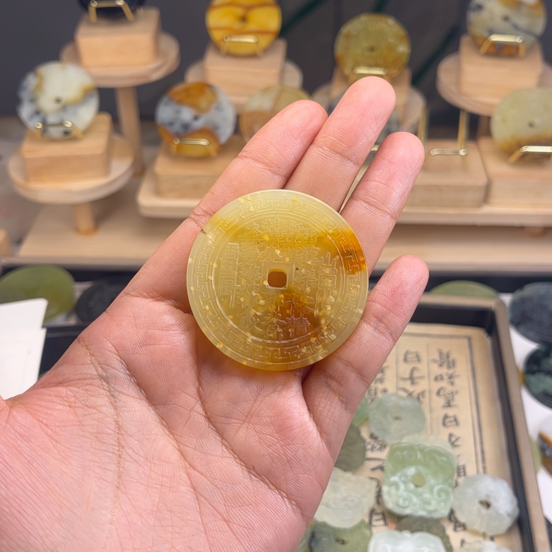 @***雪未镶嵌蛇纹石玉颈饰