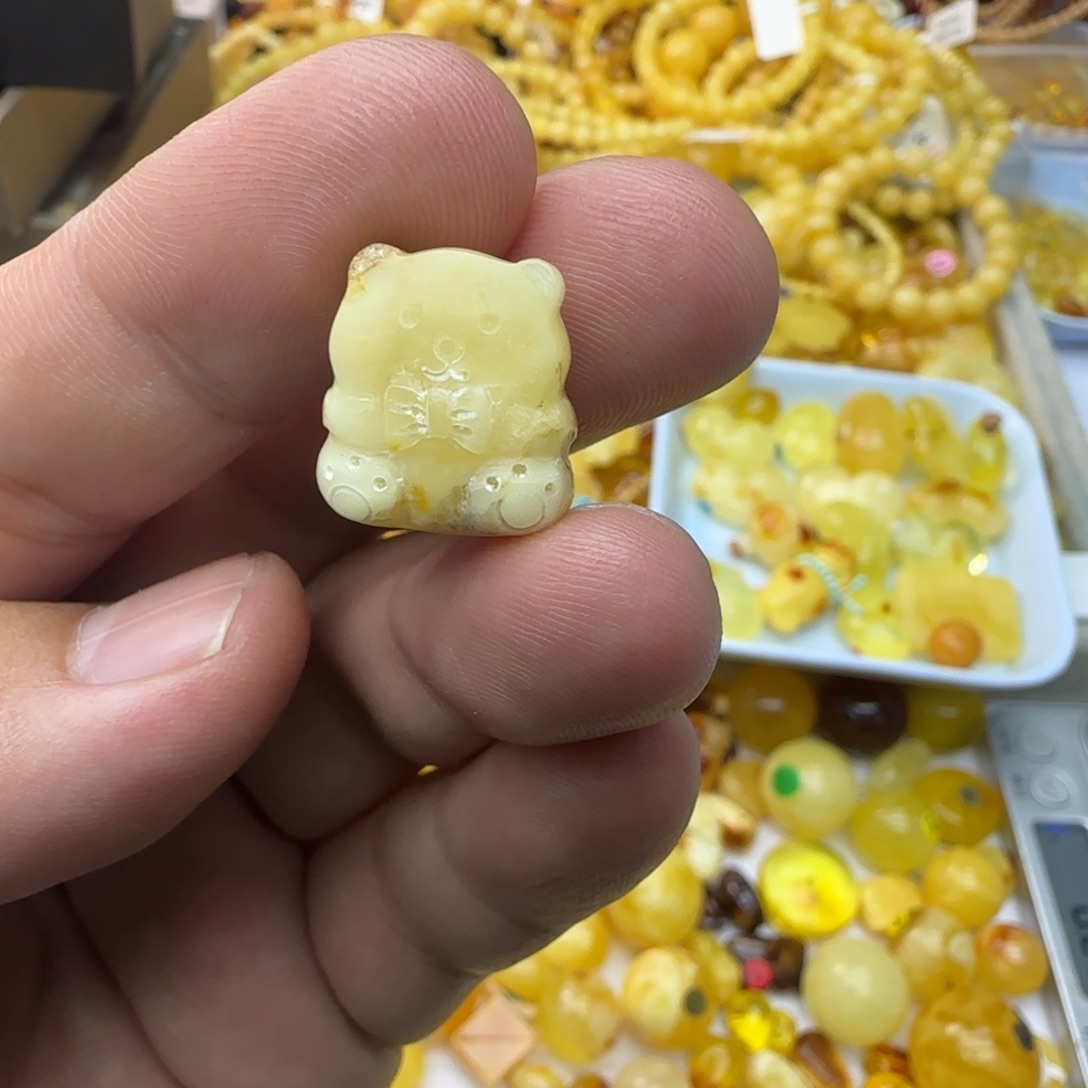 琥珀未镶嵌裸石1.2克有瑕