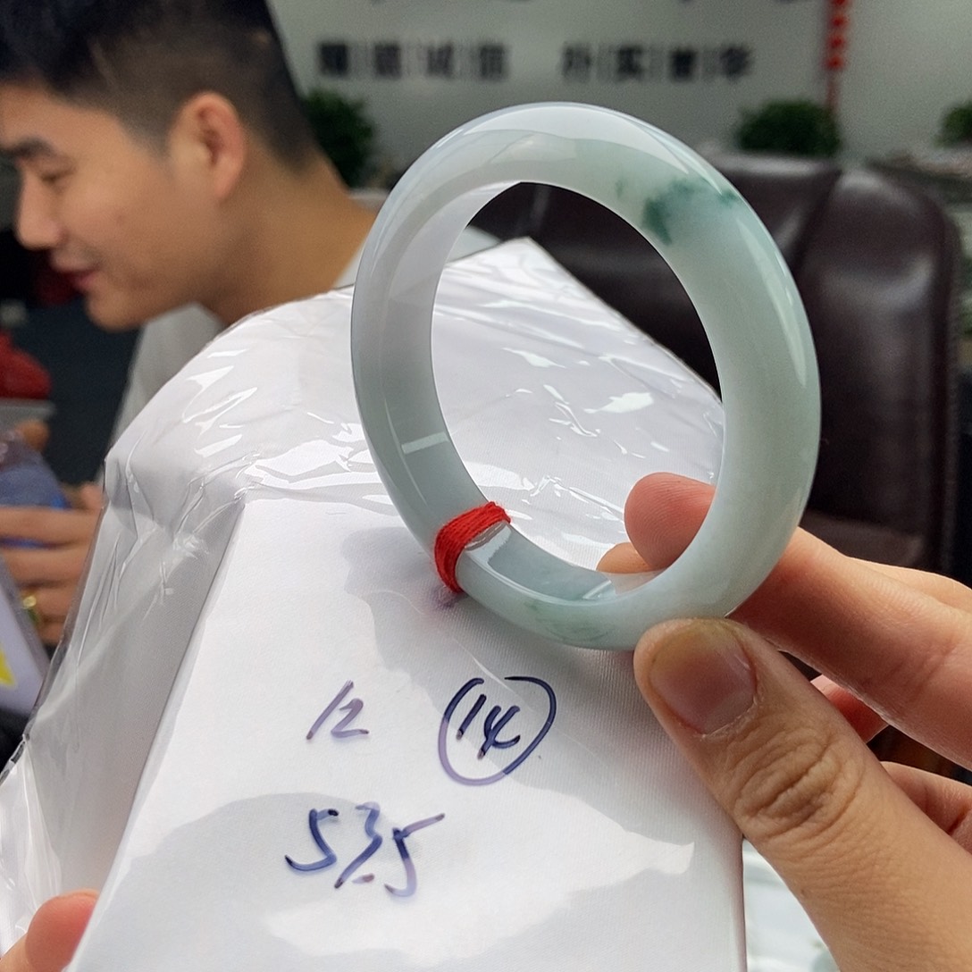 翡翠手镯未镶嵌拍一发一
